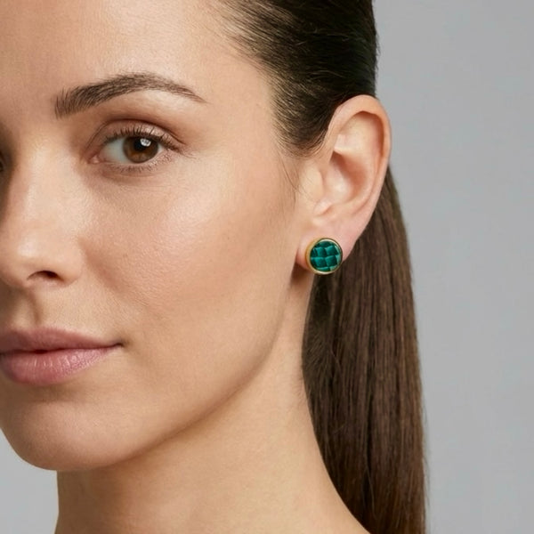 NUNE puces d'oreilles dorées ILIS avec pastille de cuir marin vert émeraude écaille Portées aux oreilles