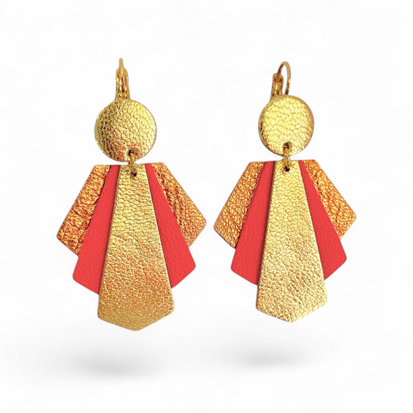 Grandes boucles d'oreilles dorées au design art déco, en cuirs doré, saumon et cuivre clair, sur fond blanc
