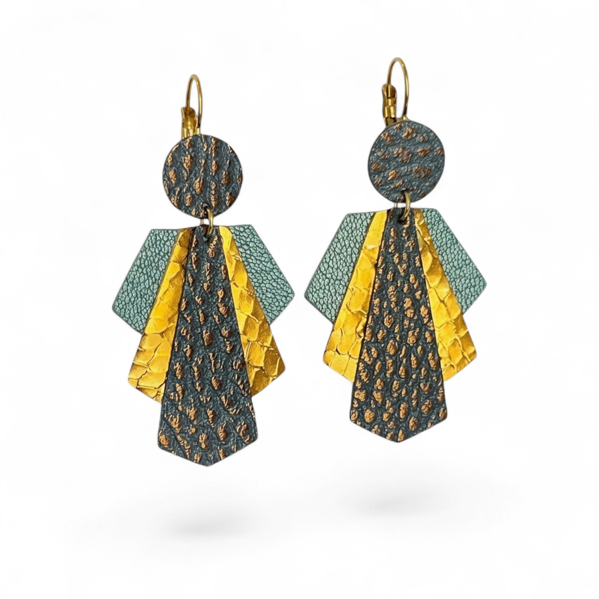 Grandes boucles d'oreilles dorées au design art déco, en cuirs bleu gris nacré, bronze façon serpent et gris mordoré grainé, sur fond blanc