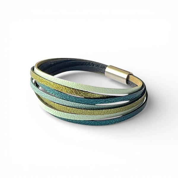 Solis Bracelet femme tricolore multi liens avec fermoir aimanté argenté, en cuirs vert d'eau, kaki métallisé, bleu paon pailleté et bleu gris nacré, sur fond blanc