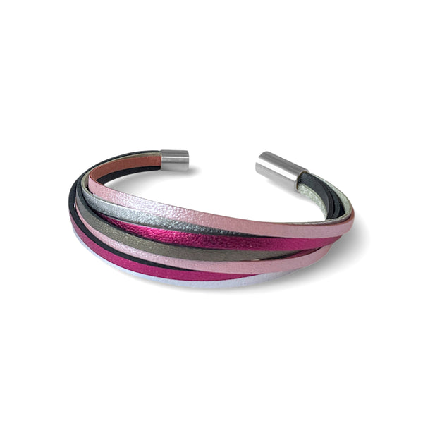 Solis Bracelet femme tricolore multi liens avec fermoir aimanté argenté ouvert, en cuirs Rose pastel nacré, argent brillant, fushia métallisé et taupe métallisé, sur fond blanc