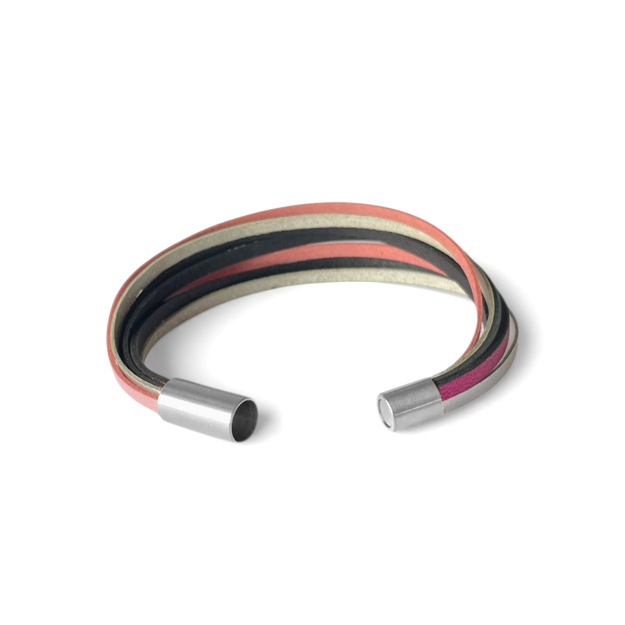 Solis Bracelet femme tricolore multi liens avec fermoir aimanté argenté ouvert, vu de face, en cuirs Rose pastel nacré, argent brillant, fushia métallisé et taupe métallisé, sur fond blanc