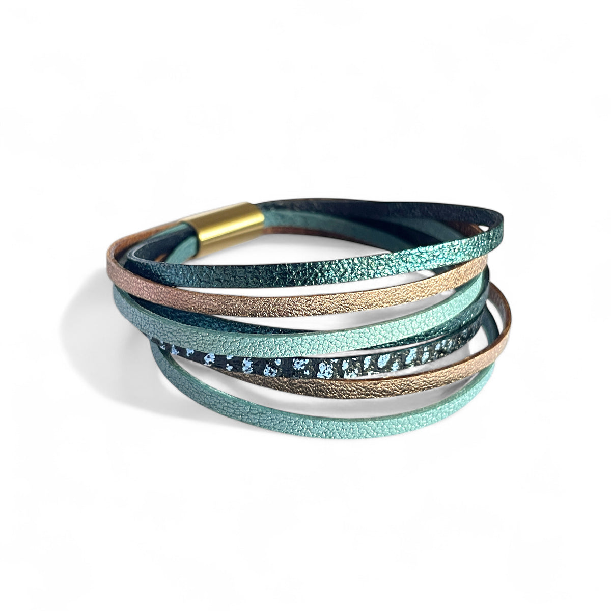 Bracelet femme tricolore multi liens en cuir avec fermoir aimanté doré, en cuirs bleu paon pailleté, bleu nuage, cannelle dorée satinée et bleu glacier grainé métallisé, sur fond blanc