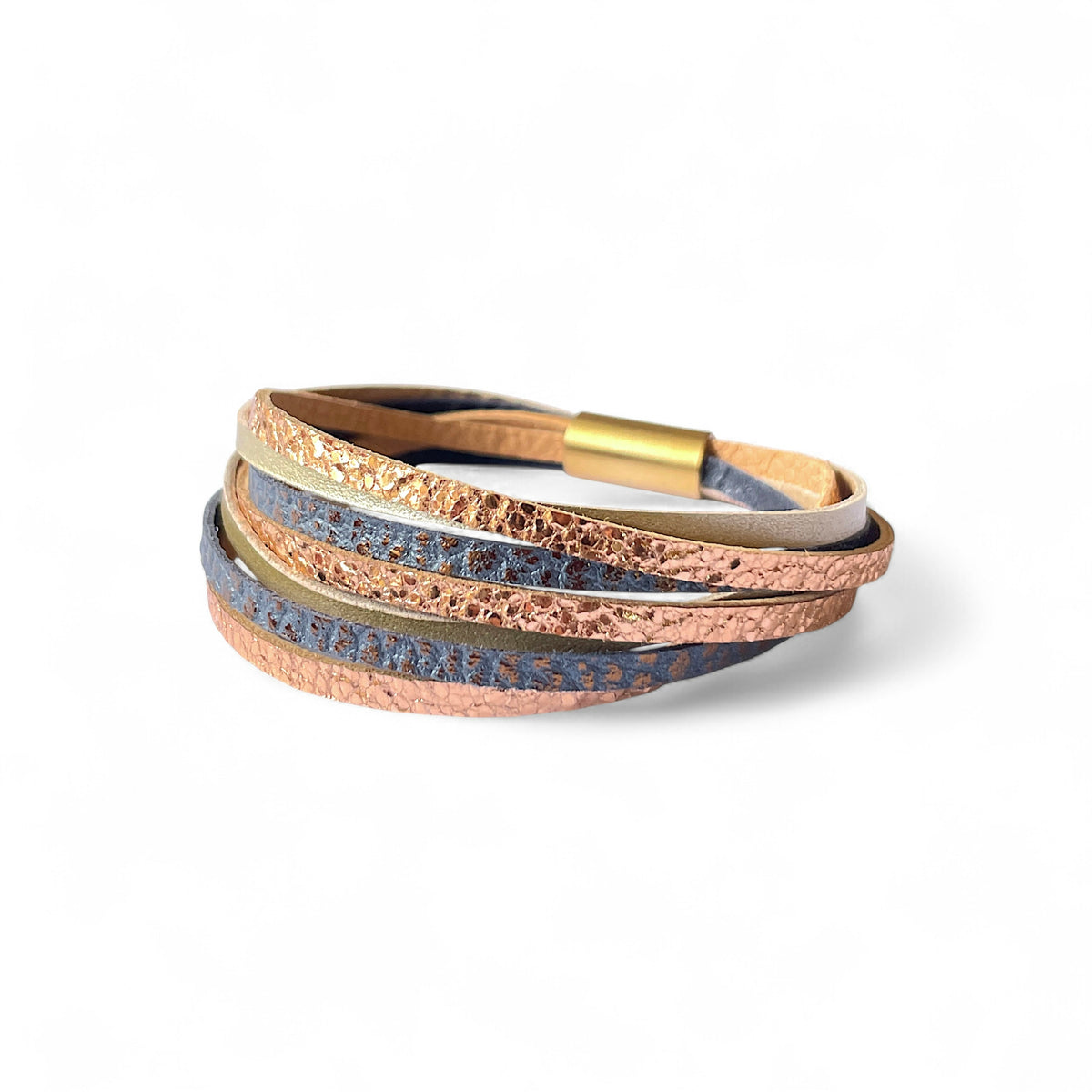 Bracelet femme tricolore multi liens en cuir avec fermoir aimanté doré, en cuirs or rosé froissé, champagne nacré et gris mordoré grainé, sur fond blanc
