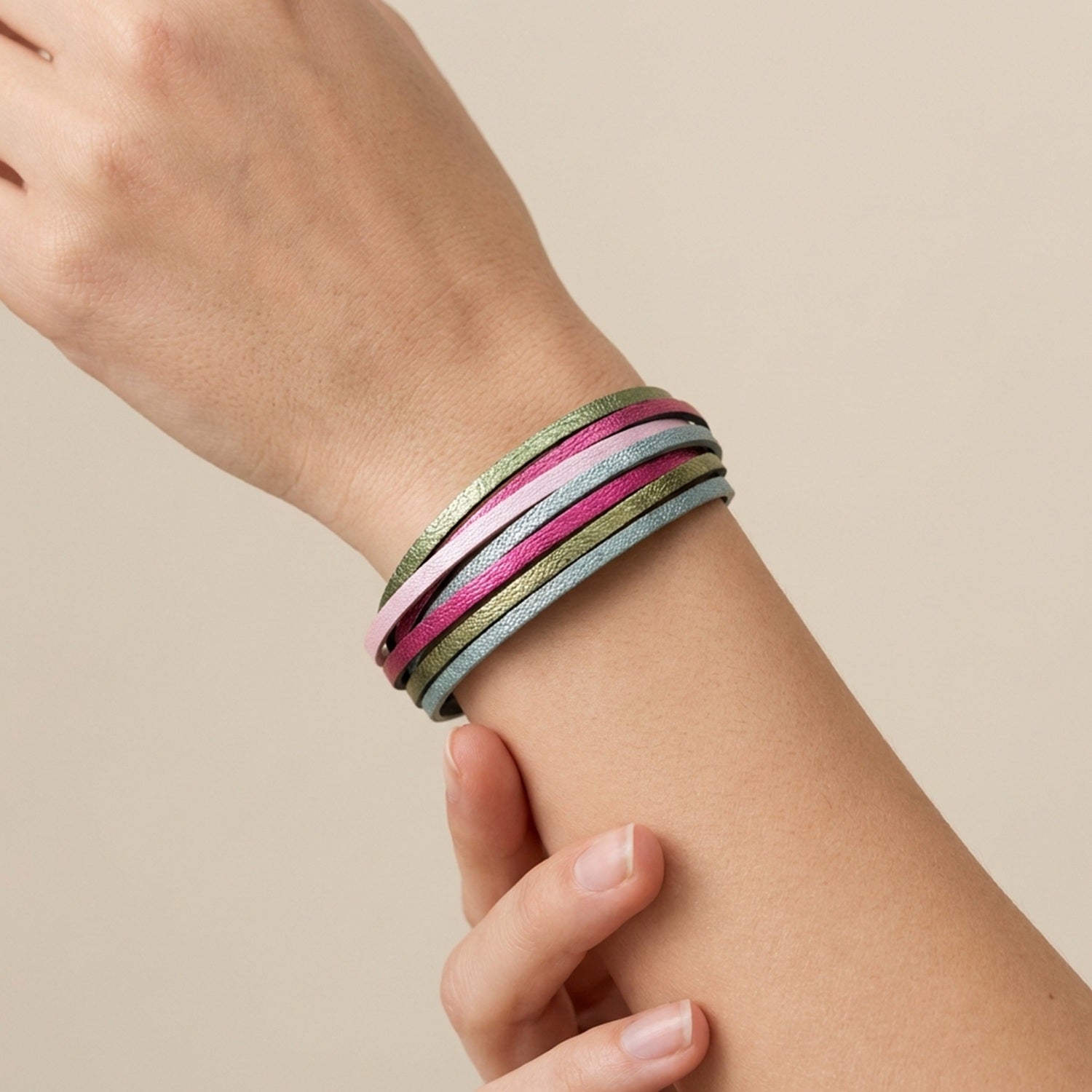 Solis Bracelet femme tricolore multi liens avec fermoir aimanté argenté, en cuirs rose pastel nacré, kaki métallisé, bleu gris nacré et fushia métallisé, porté au poignet