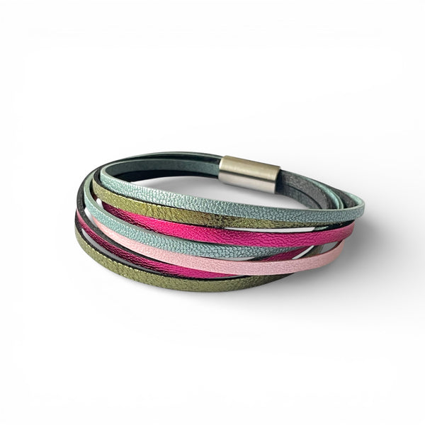 Solis Bracelet femme tricolore multi liens avec fermoir aimanté argenté, en cuirs rose pastel nacré, kaki métallisé, bleu gris nacré et fushia métallisé, sur fond blanc