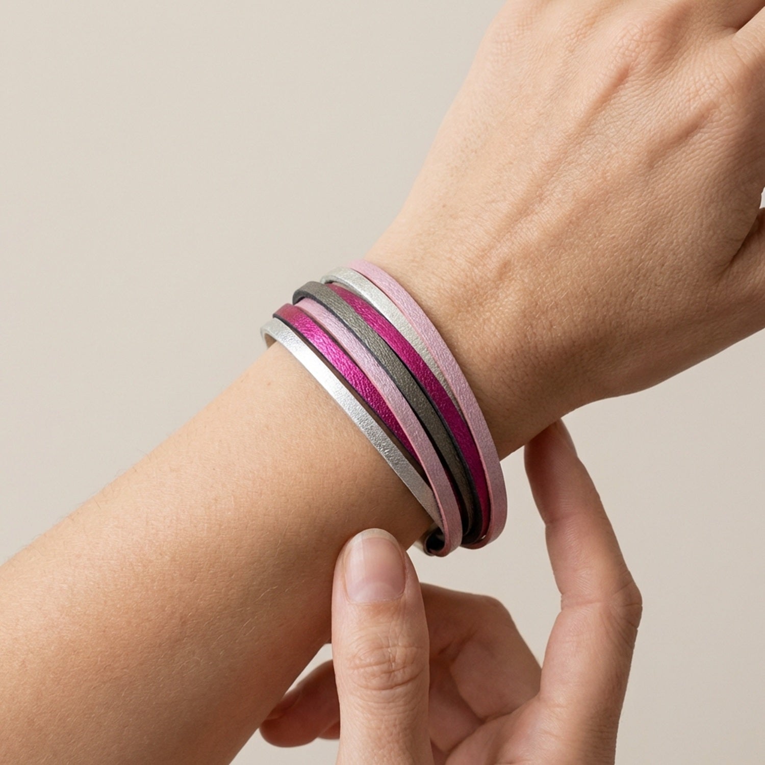 Solis Bracelet femme tricolore multi liens avec fermoir aimanté argenté, en cuirs Rose pastel nacré, argent brillant, fushia métallisé et taupe métallisé, porté au poignet