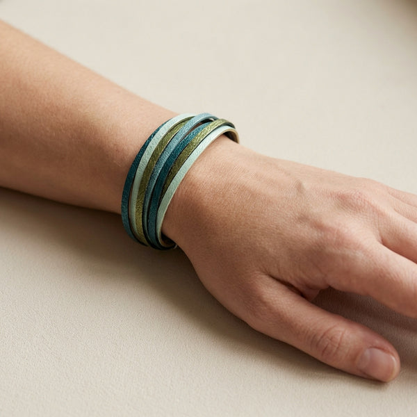 Solis Bracelet femme tricolore multi liens avec fermoir aimanté argenté, en cuirs vert d'eau, kaki métallisé, bleu paon pailleté et bleu gris nacré, porté au poignet