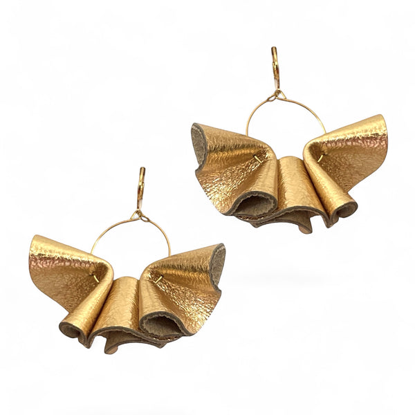 Boucles Tango en cuir doré antique sur fond blanc