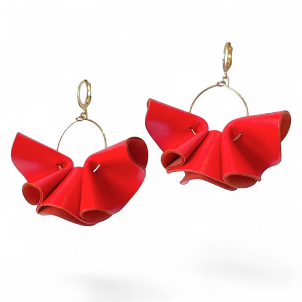 Boucles Tango en cuir rouge satiné sur fond blanc