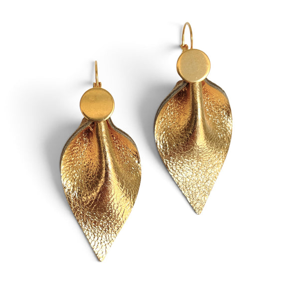 Grandes boucles d’oreilles dorées pendantes en cuir doré antique, en forme de feuille, avec un volume généreux et un effet plissé, vues de face, sur fond blanc