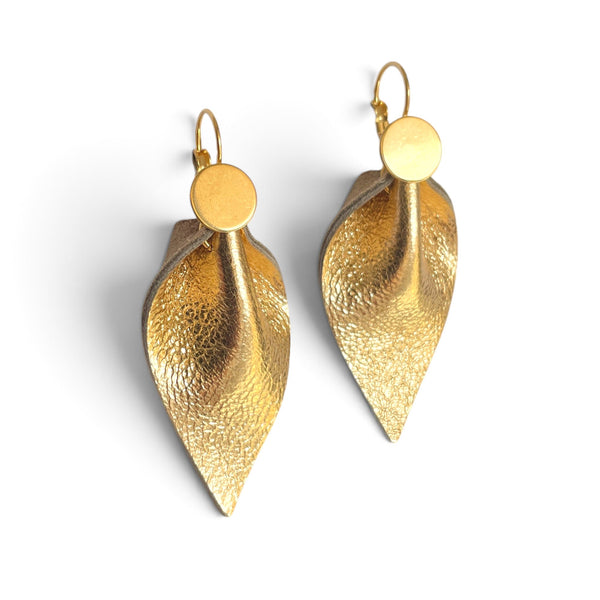 Grandes boucles d’oreilles dorées pendantes en cuir doré antique, en forme de feuille, avec un volume généreux et un effet plissé, sur fond blanc