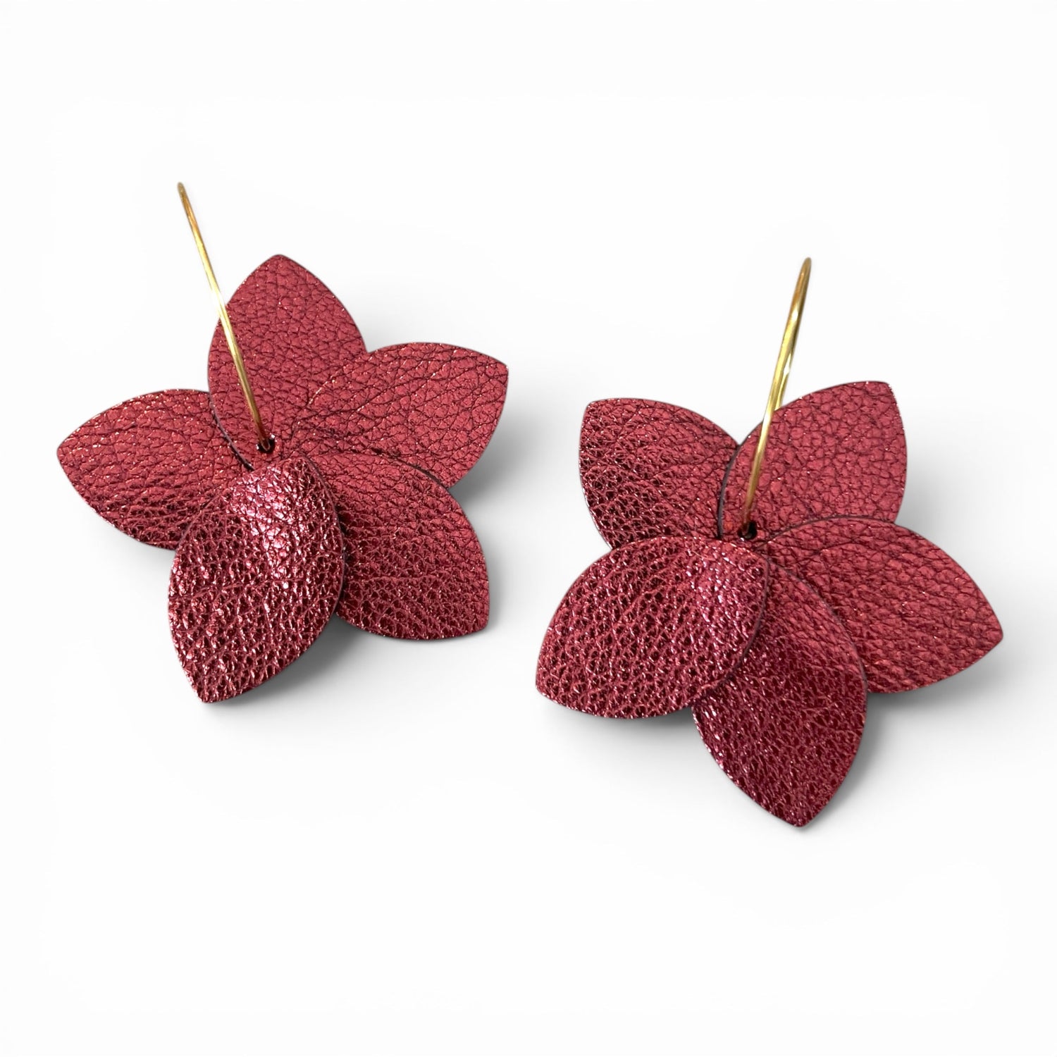 Boucles d'oreilles créoles Tiara en cuir grenat métallisé et anneaux dorés, sur fond blanc