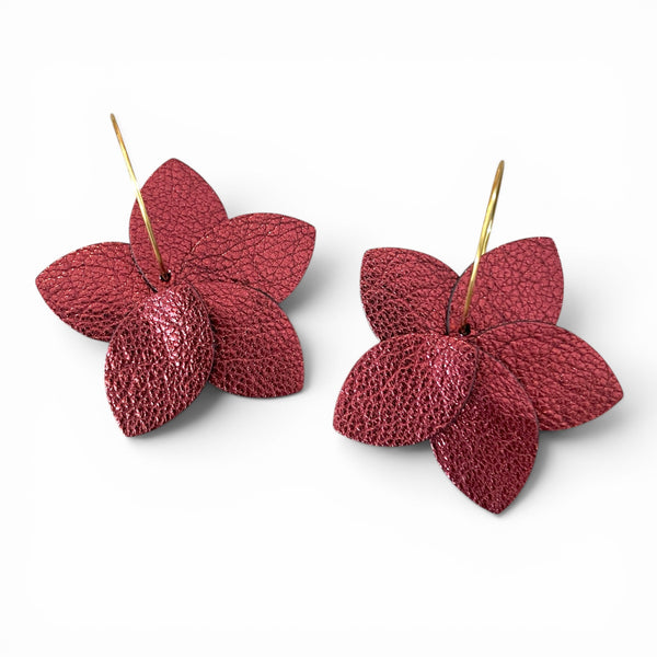 Boucles d'oreilles créoles Tiara en cuir grenat métallisé et anneaux dorés, sur fond blanc