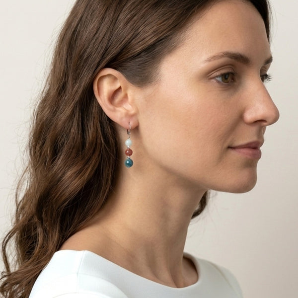 Boucles Trieste en pierres naturelles portées par une femme brune