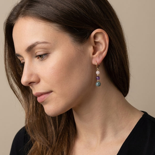 Boucles Trieste en pierres naturelles portées par une femme brune