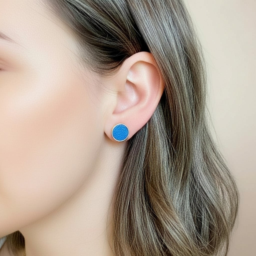 Puce d'oreilles dorée Nune modèle Ilis avec cuir bleu roi grainé porté à l'oreille