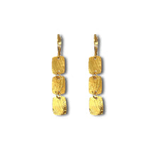 Charger l&#39;image dans la galerie, Fines boucles d&#39;oreilles dorées pendantes en chapelet de 3 petits rectangles, sur fond blanc
