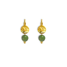 Charger l&#39;image dans la galerie, Petites boucles d&#39;oreilles rondes en métal martelé doré à l&#39;or fin avec pendant en perle d&#39;opale verte, sur fond blanc
