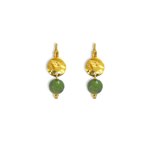 Petites boucles d'oreilles rondes en métal martelé doré à l'or fin avec pendant en perle d'opale verte, sur fond blanc