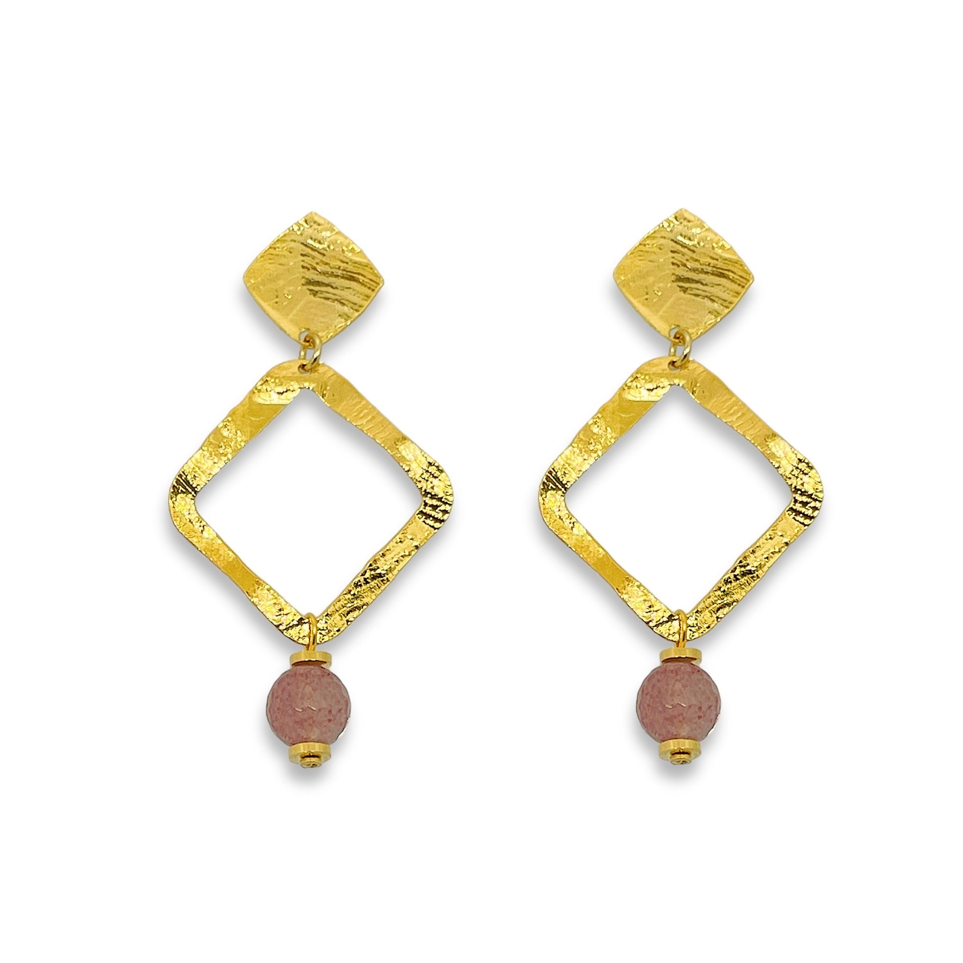 Boucles d'oreilles losanges montées sur puces en métal martelé doré à l'or fin et perles de quartz fraise, sur fond blanc