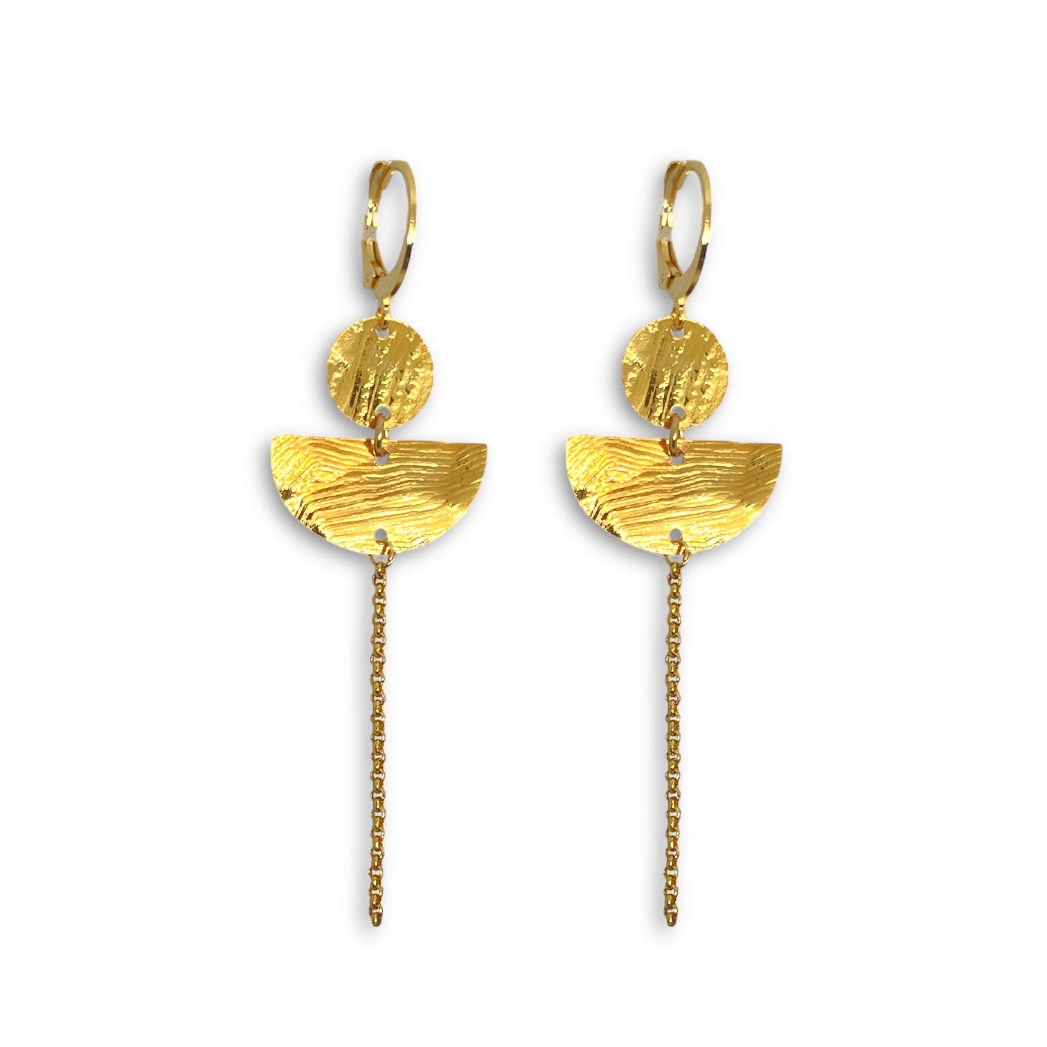 Longues boucles d'oreilles dorées pendantes en forme de demi-lunes, allongées par une chaînette, sur fond blanc