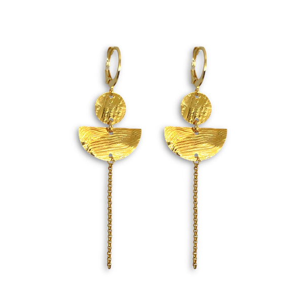 Longues boucles d'oreilles dorées pendantes en forme de demi-lunes, allongées par une chaînette, sur fond blanc
