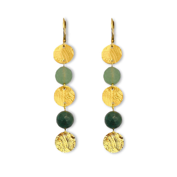 Fines boucles d'oreilles pendantes en chapelet de petits sequins ronds en métal martelé doré à l'or fin et perles de fluorite vert d'eau et d'agate indienne verte , sur fond blanc