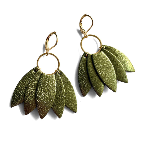 Grandes boucles d'oreilles dorées en forme de couronne de plumes en cuir kaki métallisé, sur fond blanc