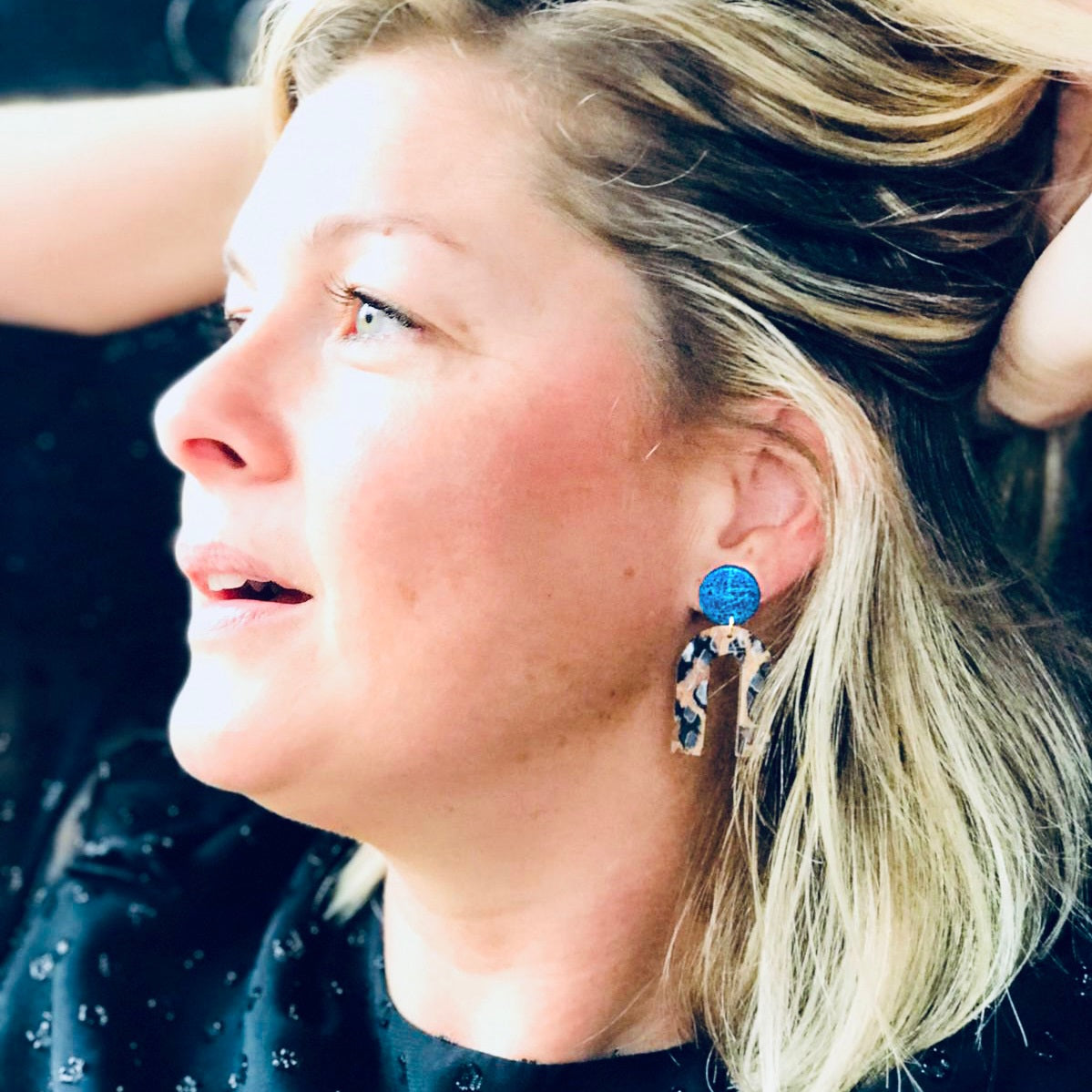 puce d'oreilles Arkus, en forme d'arche tout cuir, couleurs bleu roi métallisé et léopard, portée à l'oreille