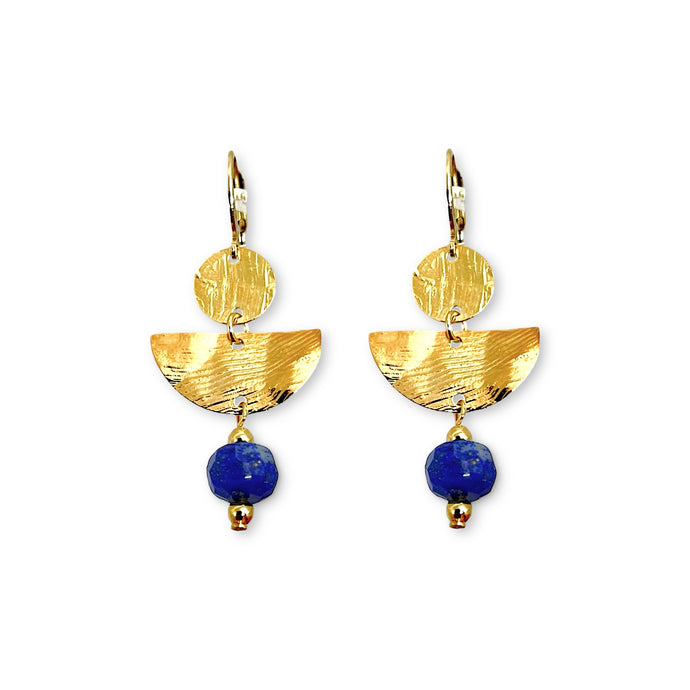 Boucles d'oreilles pendantes de forme demi-lune, en métal martelé doré à l'or fin et perles de Lapis Lazuli, sur fond blanc