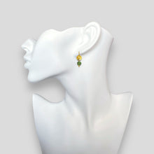 Charger l&#39;image dans la galerie, Petites boucles d&#39;oreilles rondes en métal martelé doré à l&#39;or fin avec pendant en perle d&#39;opale verte, portées à l&#39;oreilles sur un buste blanc
