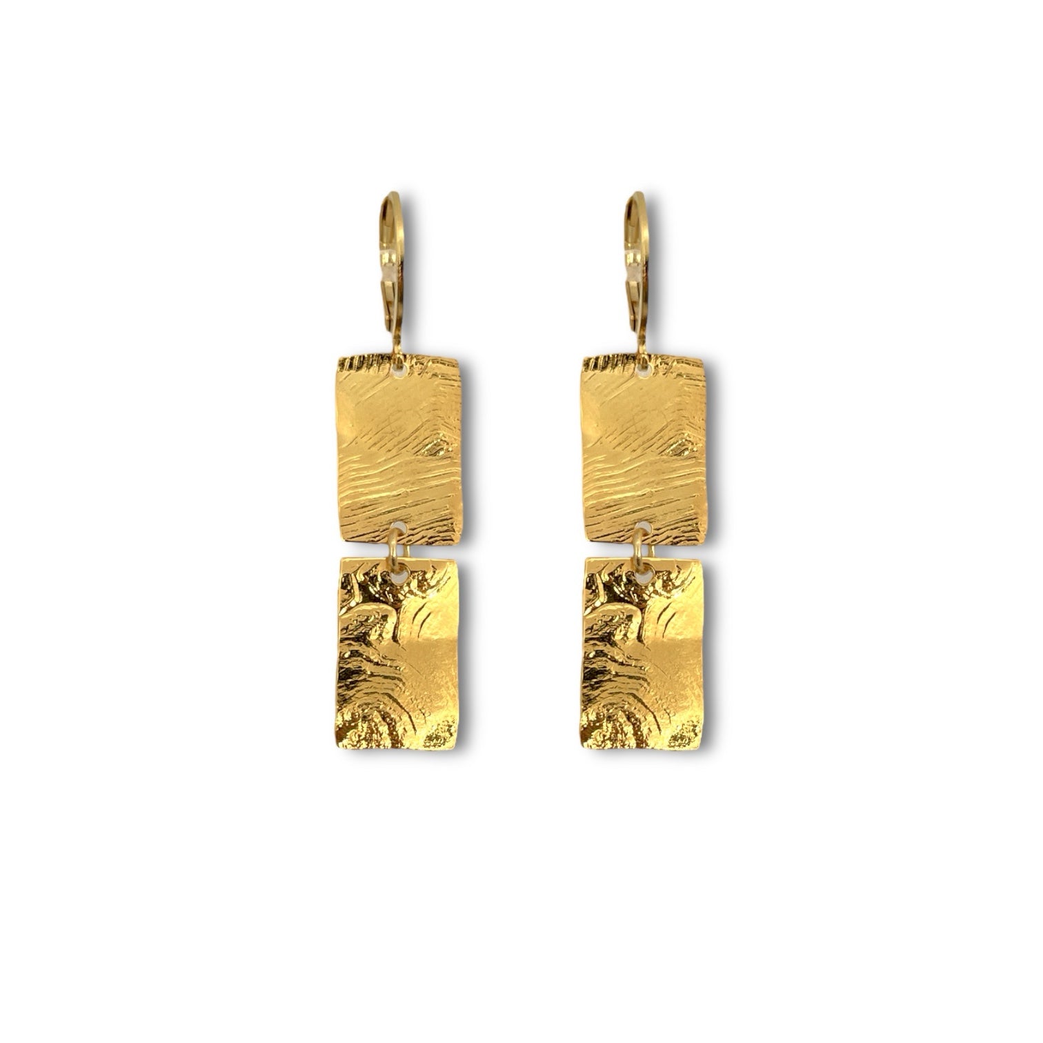 Boucles d'oreilles pendantes composées de 2 rectangles en métal martelé doré à l'or fin, sur fond blanc