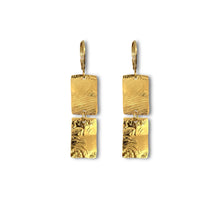 Charger l&#39;image dans la galerie, Boucles d&#39;oreilles pendantes composées de 2 rectangles en métal martelé doré à l&#39;or fin, sur fond blanc
