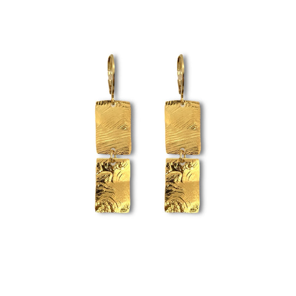 Boucles d'oreilles pendantes composées de 2 rectangles en métal martelé doré à l'or fin, sur fond blanc