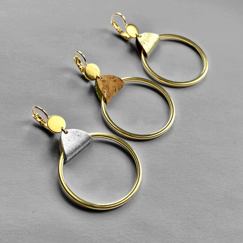 3 boucles d'oreilles dorées avec grands anneaux créoles avec de fines pièces de liège brut, doré et argenté, sur fond gris