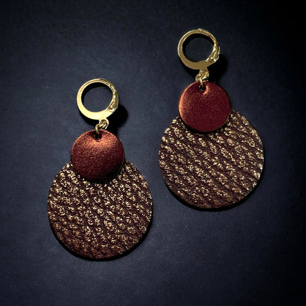 boucles d'oreilles Chica pendantes en duo de disques bicolores chocolat métallisé et chocolat grainé métallisé