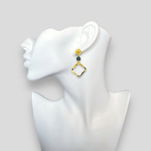 Charger l&#39;image dans la galerie, Boucles d&#39;oreilles losanges sur puces en métal martelé doré à l&#39;or fin et perles de jaspe océan vert foncé, portées à l&#39;oreille sur un buste blanc blanc
