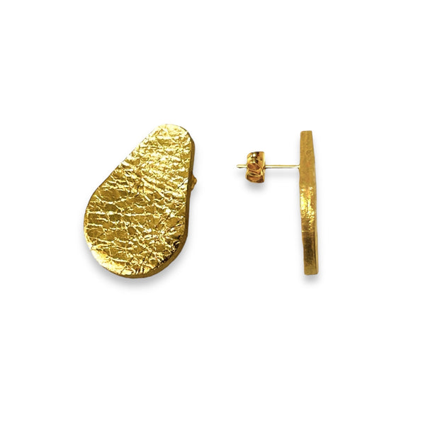 Boucles d'oreilles puces en forme de gouttes en cuir recyclé doré, vues de face et de profil, sur fond blanc