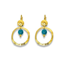 Charger l&#39;image dans la galerie, Petites boucles d&#39;oreilles créoles dorées pendantes rondes avec perles d&#39;apatite bleue, sur fond blanc
