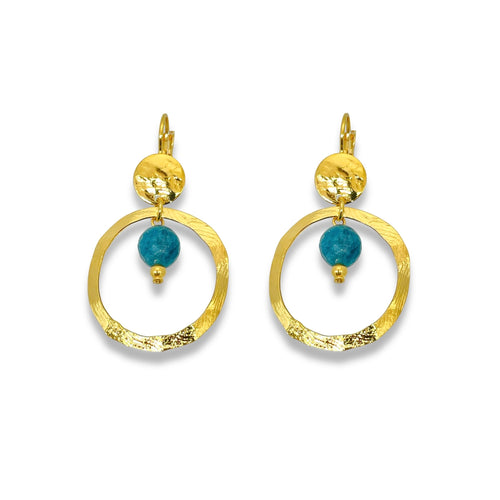 Petites boucles d'oreilles créoles dorées pendantes rondes avec perles d'apatite bleue, sur fond blanc