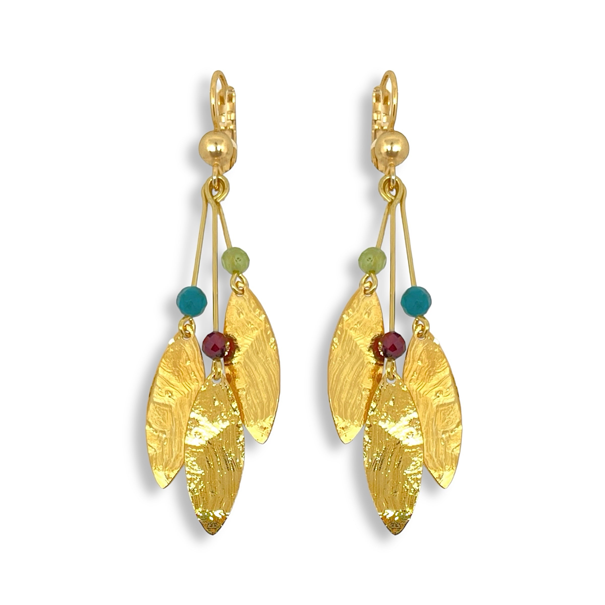 Longues boucles d'oreilles fines avec trois pointes en métal martelé doré à l'or fin et petites perles de pierres naturelles, sur fond blanc