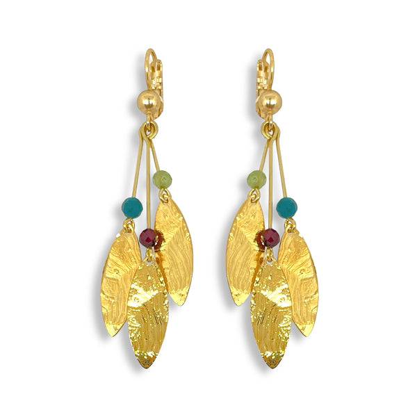 Longues boucles d'oreilles fines avec trois pointes en métal martelé doré à l'or fin et petites perles de pierres naturelles, sur fond blanc