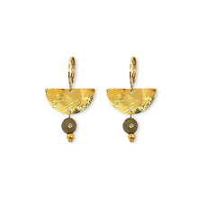 Charger l&#39;image dans la galerie, Petites boucles d&#39;oreilles pendantes, de forme demi-lune, en métal martelé doré à l&#39;or fin et perles de Pyrite, sur fond blanc
