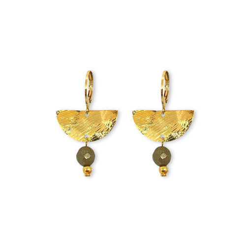Petites boucles d'oreilles pendantes, de forme demi-lune, en métal martelé doré à l'or fin et perles de Pyrite, sur fond blanc