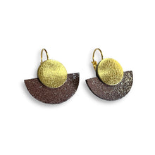 Charger l&#39;image dans la galerie, NUNE boucles d&#39;oreilles dorées en forme de demi-lunes en cuir parme pailleté argent et doré recyclé, sur fond blanc. Modèle Téthys
