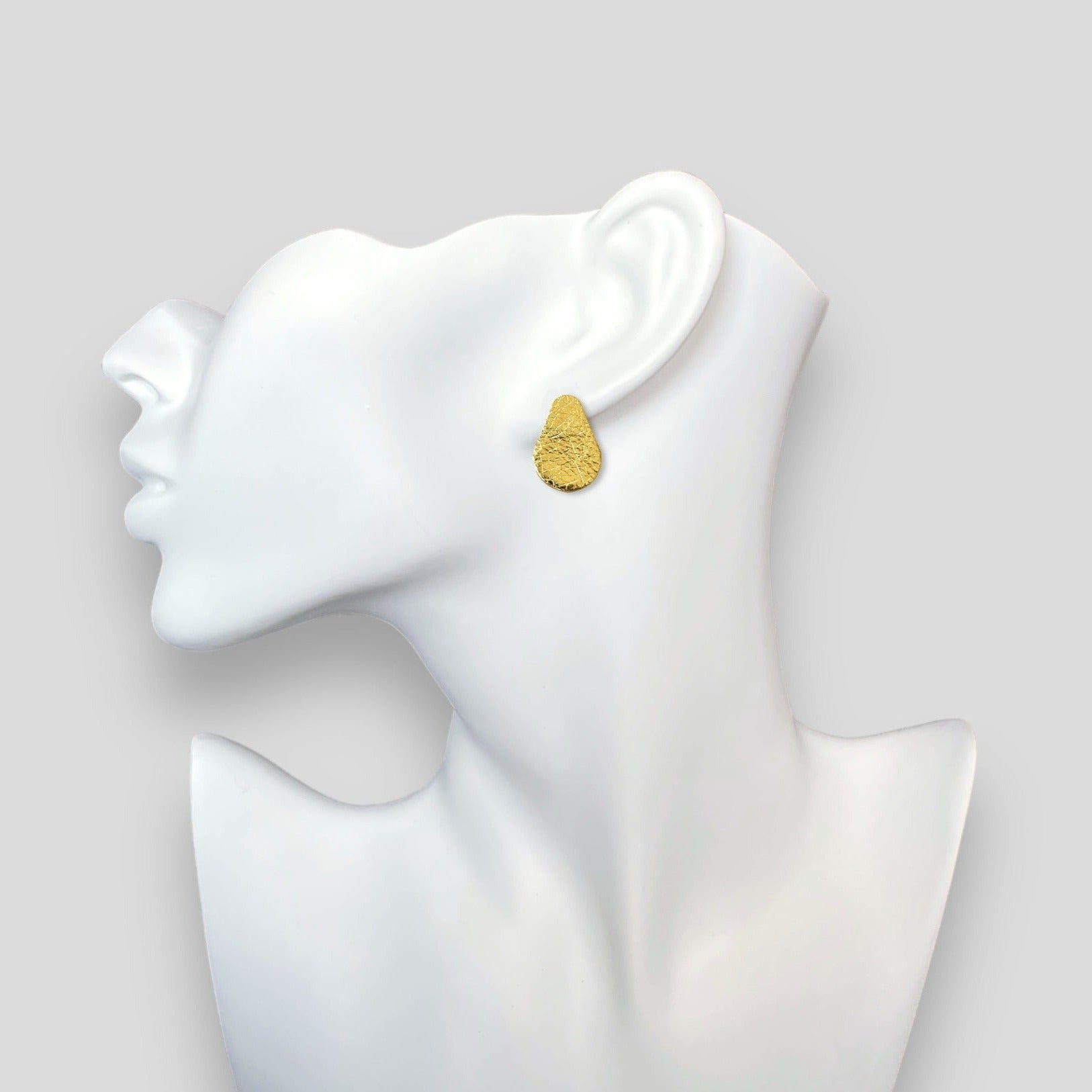 Boucles d'oreilles puces en forme de gouttes en cuir recyclé doré, portées à l'oreille