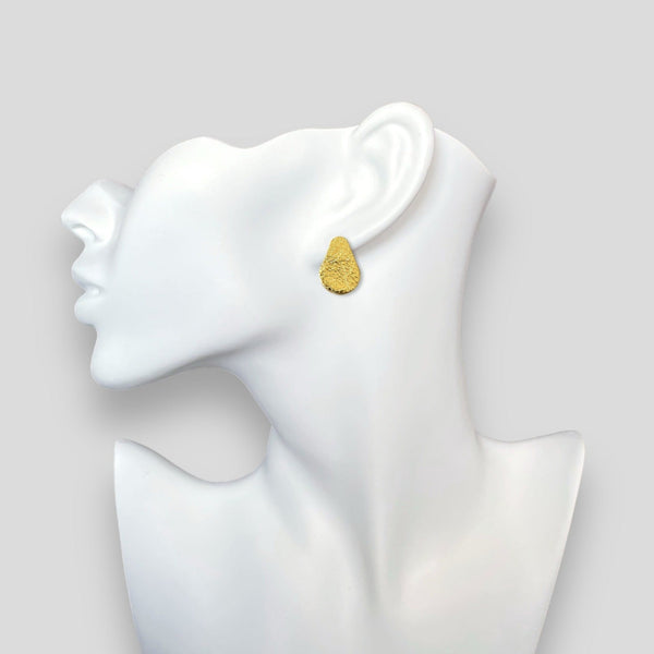 Boucles d'oreilles puces en forme de gouttes en cuir recyclé doré, portées à l'oreille