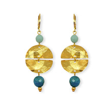 Charger l&#39;image dans la galerie, Boucles d&#39;oreilles pendantes de forme ronde avec 2 demi-lunes, en métal martelé doré à l&#39;or fin et perles d&#39;amazonite et d&#39;apatite bleue, sur fond blanc
