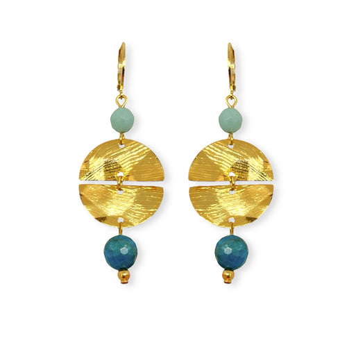 Boucles d'oreilles pendantes de forme ronde avec 2 demi-lunes, en métal martelé doré à l'or fin et perles d'amazonite et d'apatite bleue, sur fond blanc